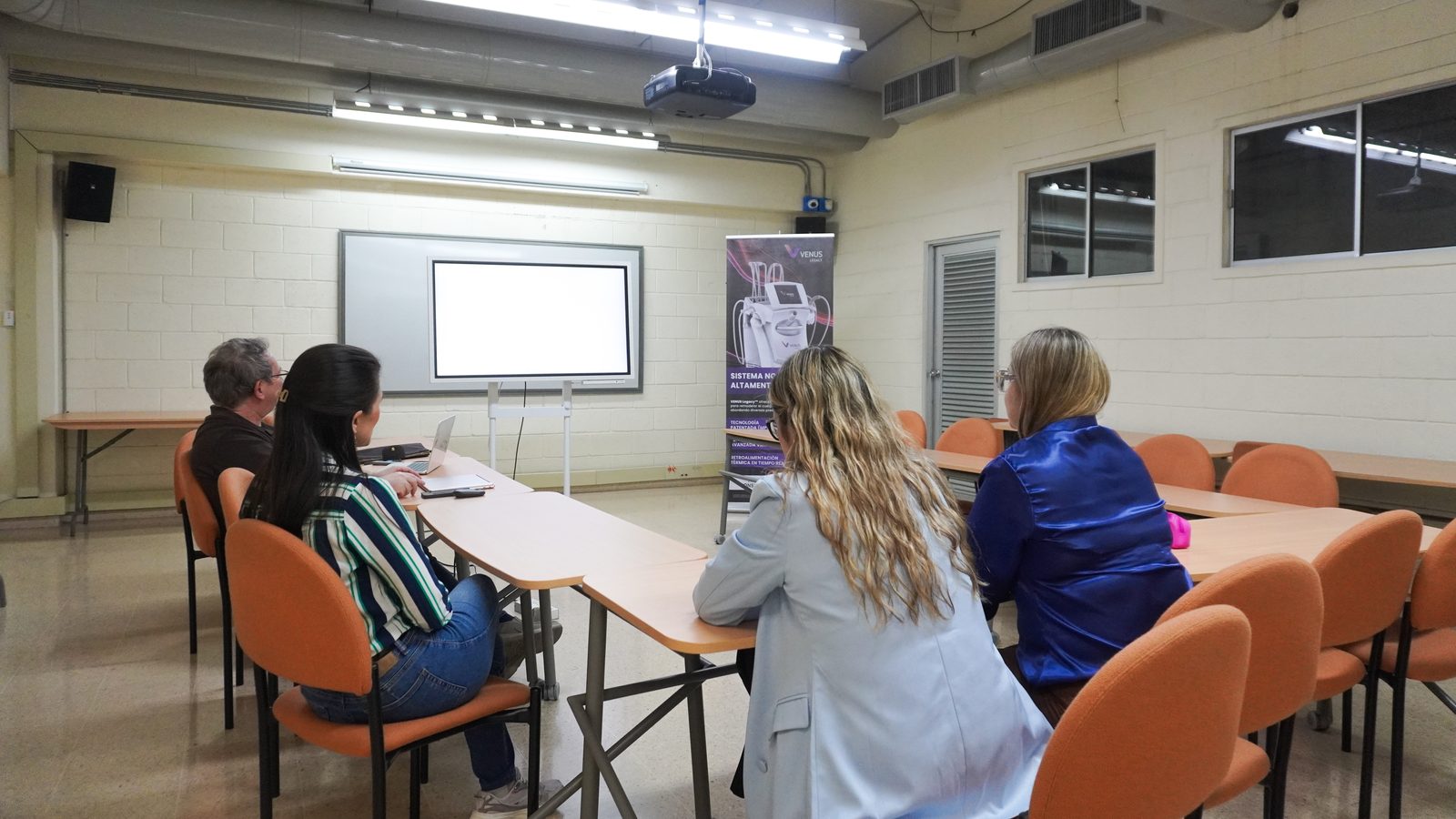 Capacitación sobre un equipo en la sala de formación de Quirurgil